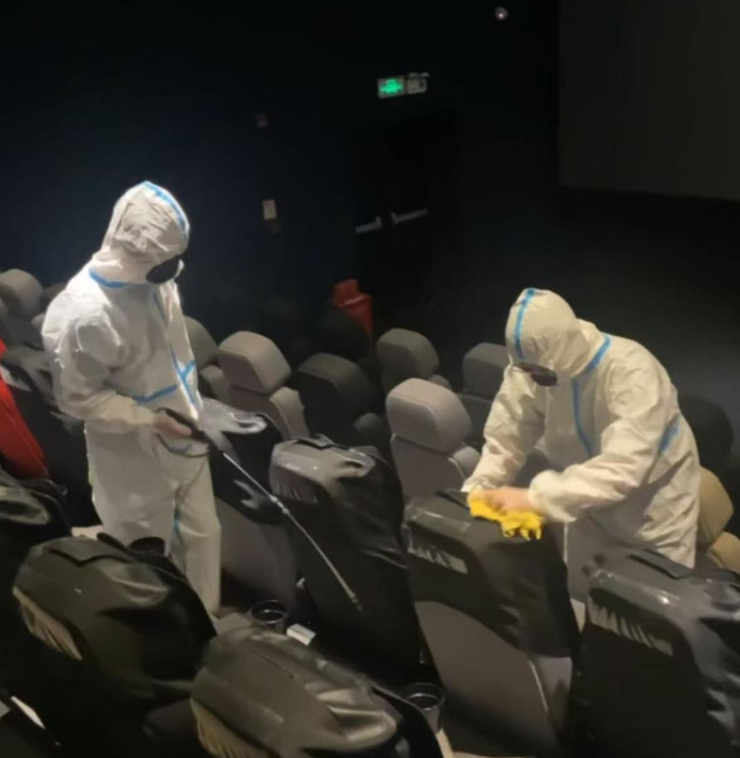 布满白色虫卵当地影院回应冰球突破女子发现座椅上(图1)